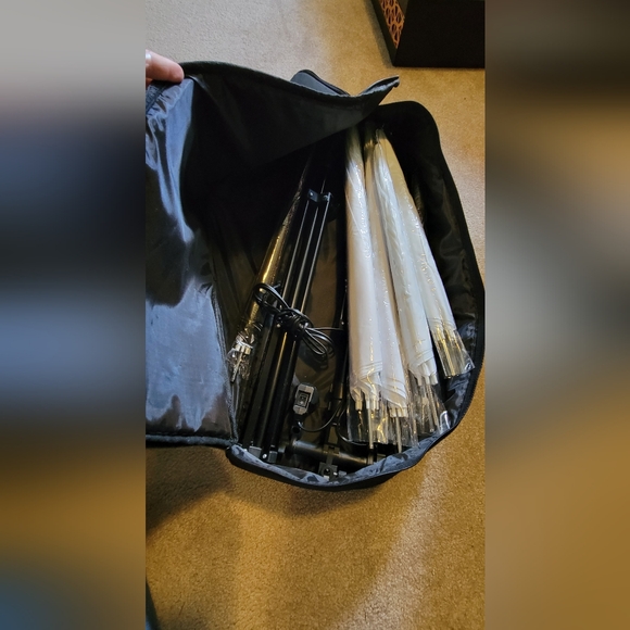 Cowboy Studio Lighting Kit 2 adjustable tripods 80" tall,  8 umbrellas & carryin - Picture 8 of 13